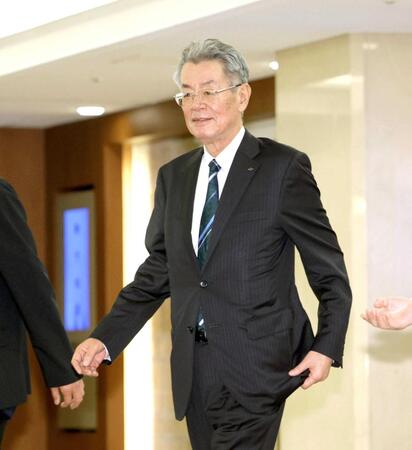 　オーナー会議を終え、引き揚げる秦雅夫オーナー（撮影・西岡正）
