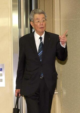 オーナー会議に向かう阪神・秦雅夫オーナー（撮影・西岡正）