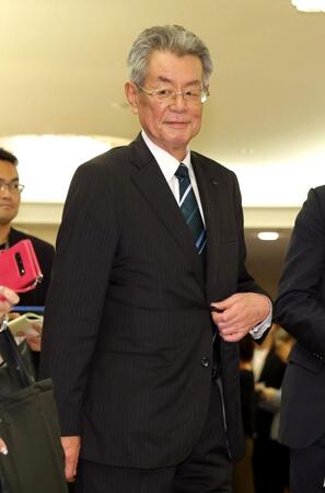 オーナー会議を終えて引き揚げる阪神・秦雅夫オーナー（撮影・西岡正）