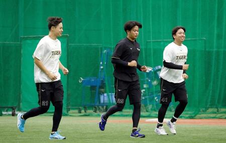 ウオーミングアップする（左から）大竹、高橋、村上（撮影・西田忠信）