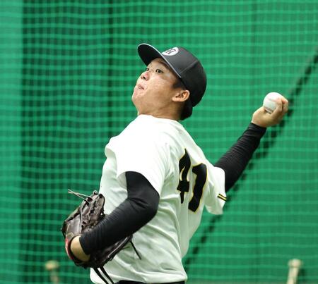 キャッチボールで調整する村上（撮影・西田忠信）
