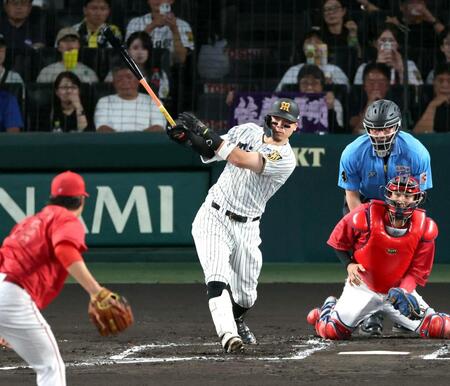 １回、右越えに先制適時二塁打を放つ佐藤輝（撮影・山口登）