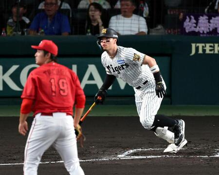 １回、右越えに先制適時二塁打を放つ佐藤輝（撮影・山口登）