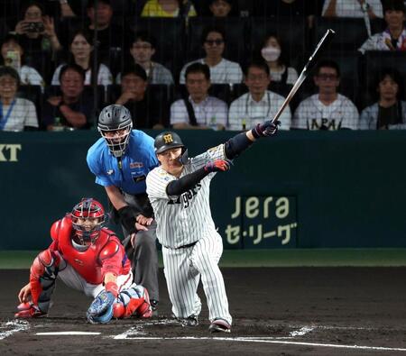 １回、左翼線に２点適時二塁打を放つ大山（撮影・山口登）