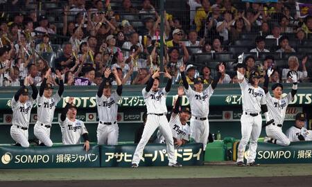 １回阪神、先制に盛り上がる阪神ナイン（撮影・山口登）