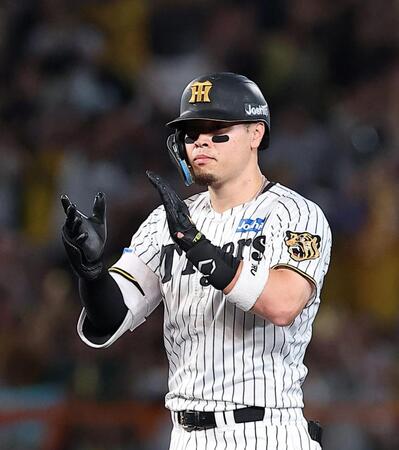 １回、先制の２点二塁打を放ち手をたたく佐藤輝（撮影・西田忠信）