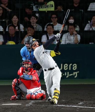 ４回、レフトポール直撃の２ランを放つ森下（撮影・山口登）
