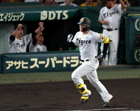 ４回、レフトポール直撃の２ランを放ちガッツポーズを見せる森下（撮影・山口登）