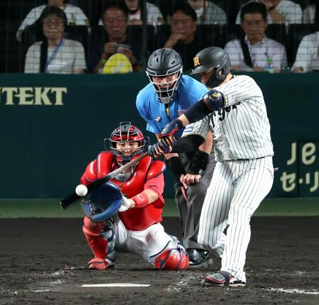 ４回、中越えにソロを放つ大山（撮影・山口登）