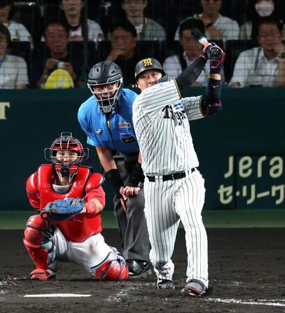 ４回、中越えにソロを放つ大山（撮影・山口登）