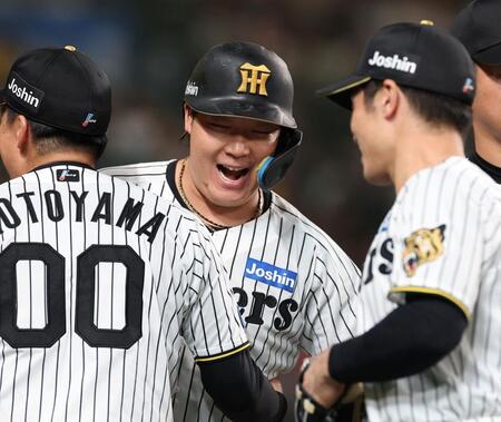 ４回、ソロを放ち笑顔で生還する大山（撮影・西田忠信）