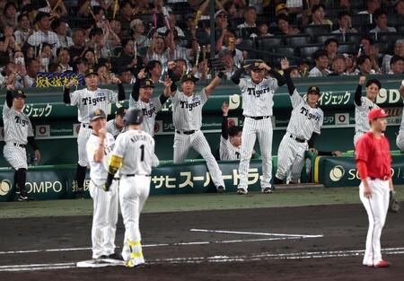２回、森下が適時打を放ち盛り上がる阪神ナイン（撮影・山口登）
