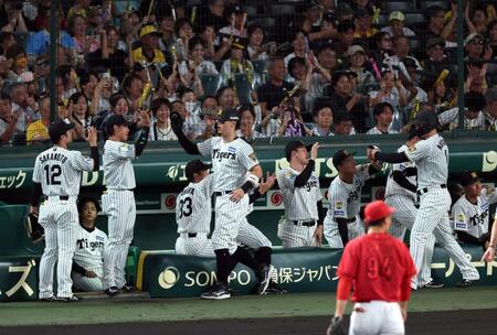１回、大山の適時二塁打で生還しナインに迎えられる佐藤輝と森下（撮影・山口登）