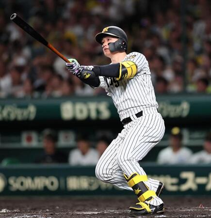 ４回、左越えへ２ランを放つ森下（撮影・田中太一）