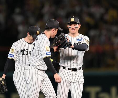 連敗を脱出し、（左から）近本、高寺と喜び合う森下（撮影・田中太一）