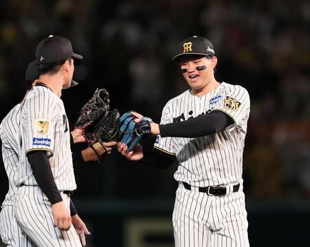 連敗を脱出し、ナインと喜び合う森下（撮影・田中太一）