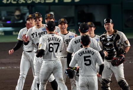 連敗を脱出し、タッチする佐藤輝ら阪神ナイン（撮影・山口登）