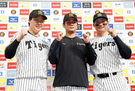 お立ち台でポーズを決める（左から）大山、高橋、森下（撮影・西田忠信）
