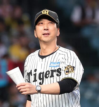 メンバー表の交換を終えた藤川監督（撮影・西田忠信）