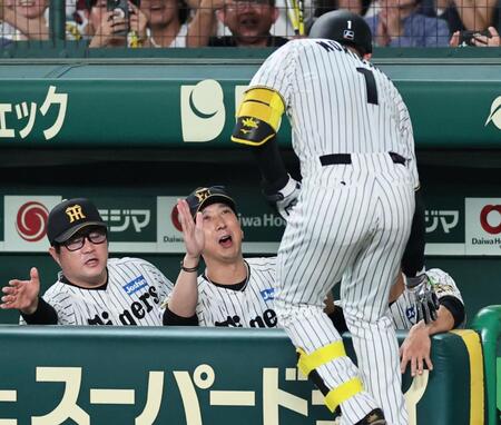 ４回、２ランを放った森下を迎える藤川監督（撮影・田中太一）