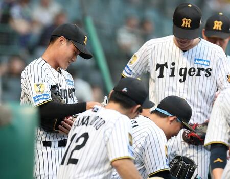 円陣で声出しをする木浪（左）＝撮影・西田忠信