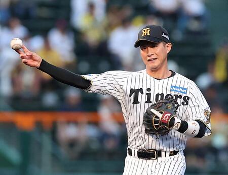 遊撃でシートノックを受ける木浪（撮影・西田忠信）