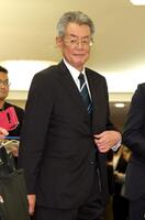 オーナー会議を終えて引き揚げる阪神・秦雅夫オーナー（撮影・西岡正）