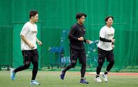 ウオーミングアップする（左から）大竹、高橋、村上（撮影・西田忠信）