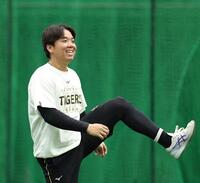 明るい表情でウオーミングアップする村上（撮影・西田忠信）