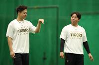 村上（右）と話す大竹（撮影・西田忠信）