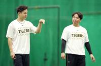 　村上（右）と話す大竹