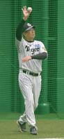 ネットからこぼれた出たボールを拾い、返球する平田２軍監督（撮影・金居みつよし）