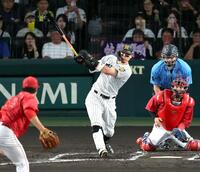 １回、右越えに先制適時二塁打を放つ佐藤輝（撮影・山口登）