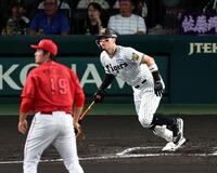 １回、右越えに先制適時二塁打を放つ佐藤輝（撮影・山口登）