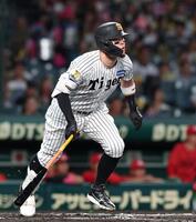 １回、先制の２点二塁打を放つ佐藤輝（撮影・西田忠信）
