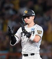 １回、先制の２点二塁打を放ち手をたたく佐藤輝（撮影・西田忠信）