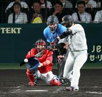 ４回、中越えにソロを放つ大山（撮影・山口登）