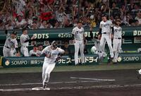 ４回、大山がソロを放ち盛り上がる阪神ナイン（撮影・山口登）
