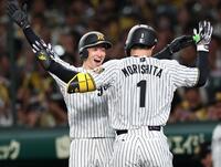 ４回、２ランを放った森下を迎える近本（撮影・田中太一）