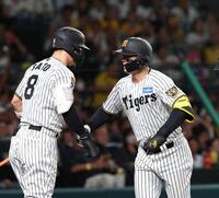 ４回、２ランを放ち佐藤輝（左）と喜ぶ森下（撮影・西田忠信）
