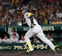 ４回、左越えへ２ランを放つ森下（撮影・田中太一）