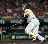 ４回、左越えへ２ランを放つ森下（撮影・田中太一）