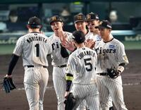連敗を脱出しタッチする佐藤輝ら阪神ナイン（撮影・山口登）
