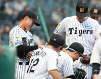 円陣で声出しをする木浪（左）＝撮影・西田忠信