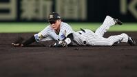 ７回、勝田の打球を好捕する木浪（撮影・田中太一）