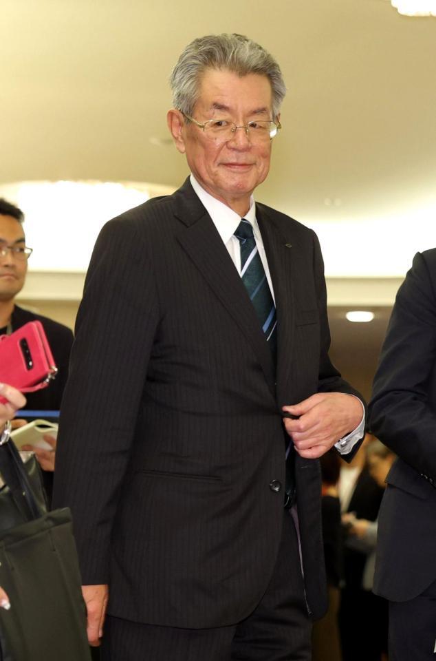オーナー会議を終えて引き揚げる阪神・秦雅夫オーナー（撮影・西岡正）