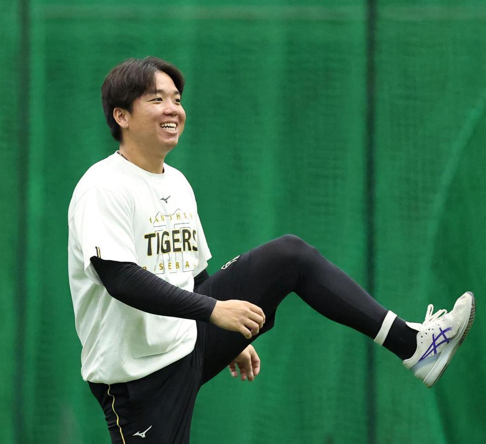 明るい表情でウオーミングアップする村上（撮影・西田忠信）
