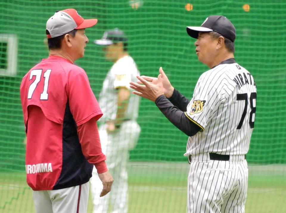 　広島・高２軍監督（左）と談笑する平田２軍監督（撮影・金居みつよし）