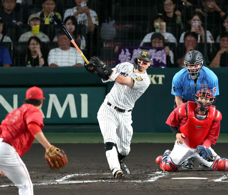 １回、右越えに先制適時二塁打を放つ佐藤輝（撮影・山口登）