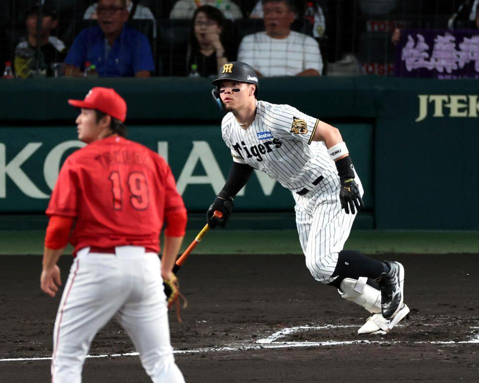 １回、右越えに先制適時二塁打を放つ佐藤輝（撮影・山口登）